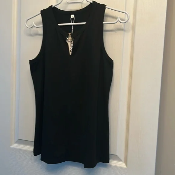 Keyhole V-Neck Tanktop - Picture 10 of 14